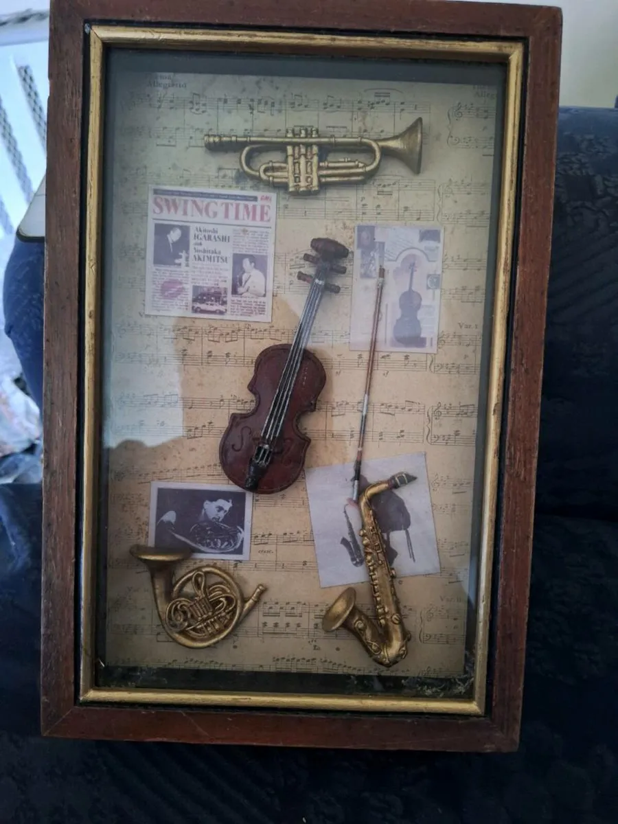 Vintage musical themed key cabinet - Image 1