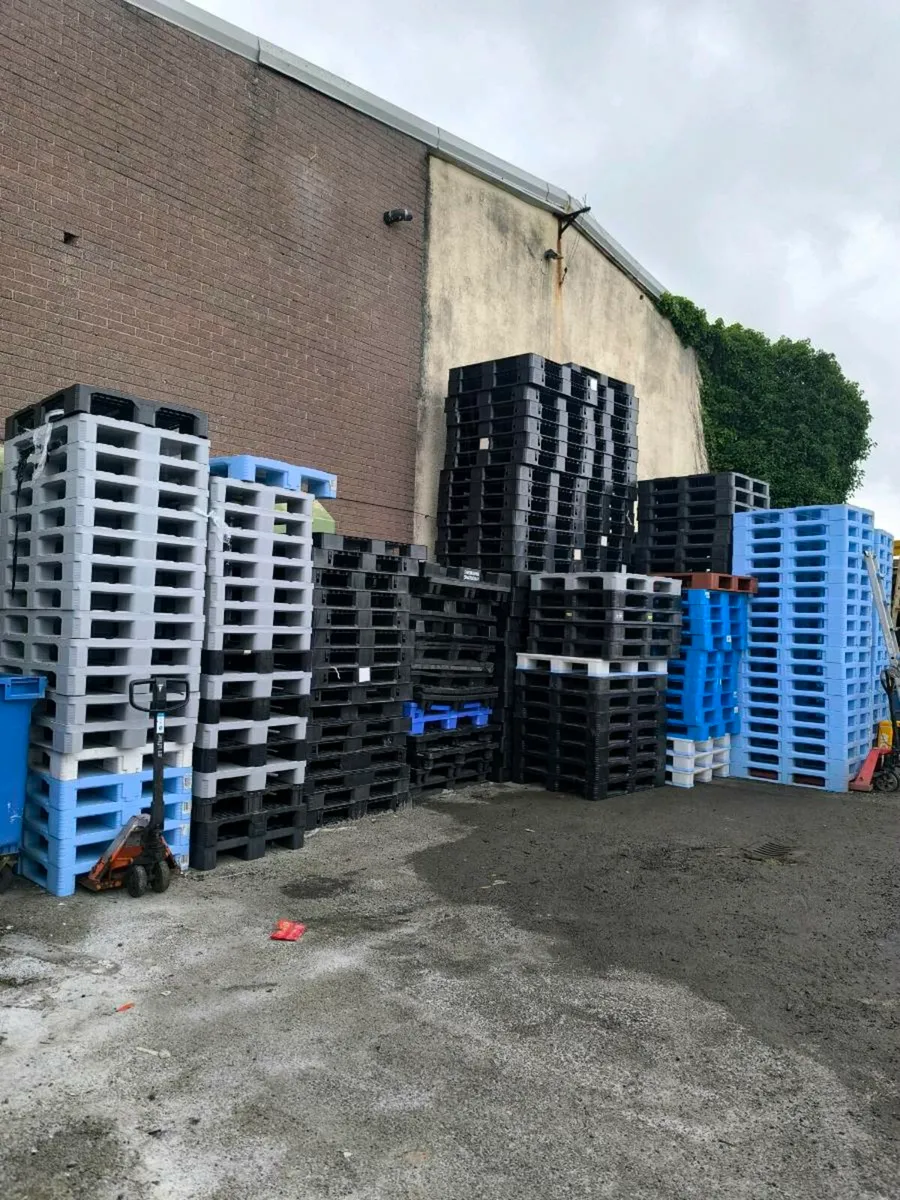 400 plastic pallet s - Image 1