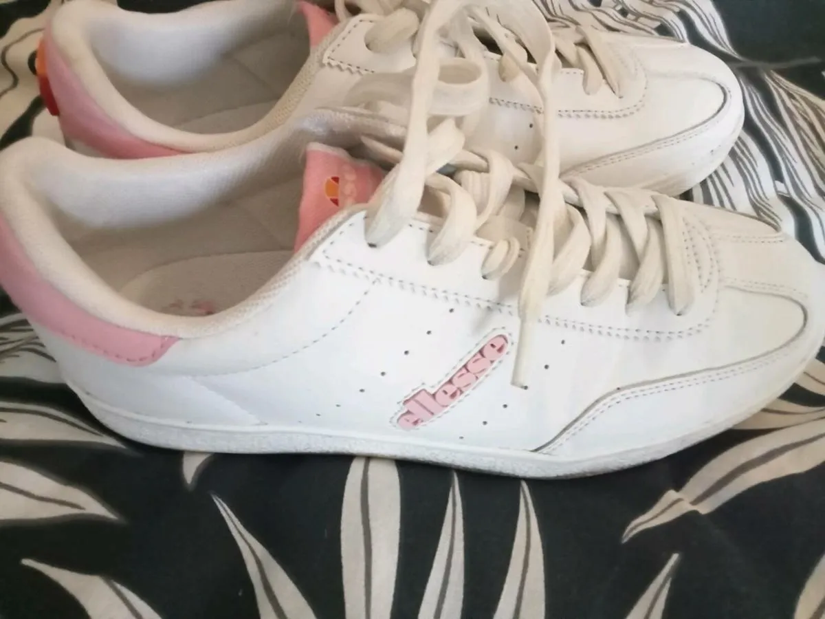 Ladies trainers size 5 - Image 1