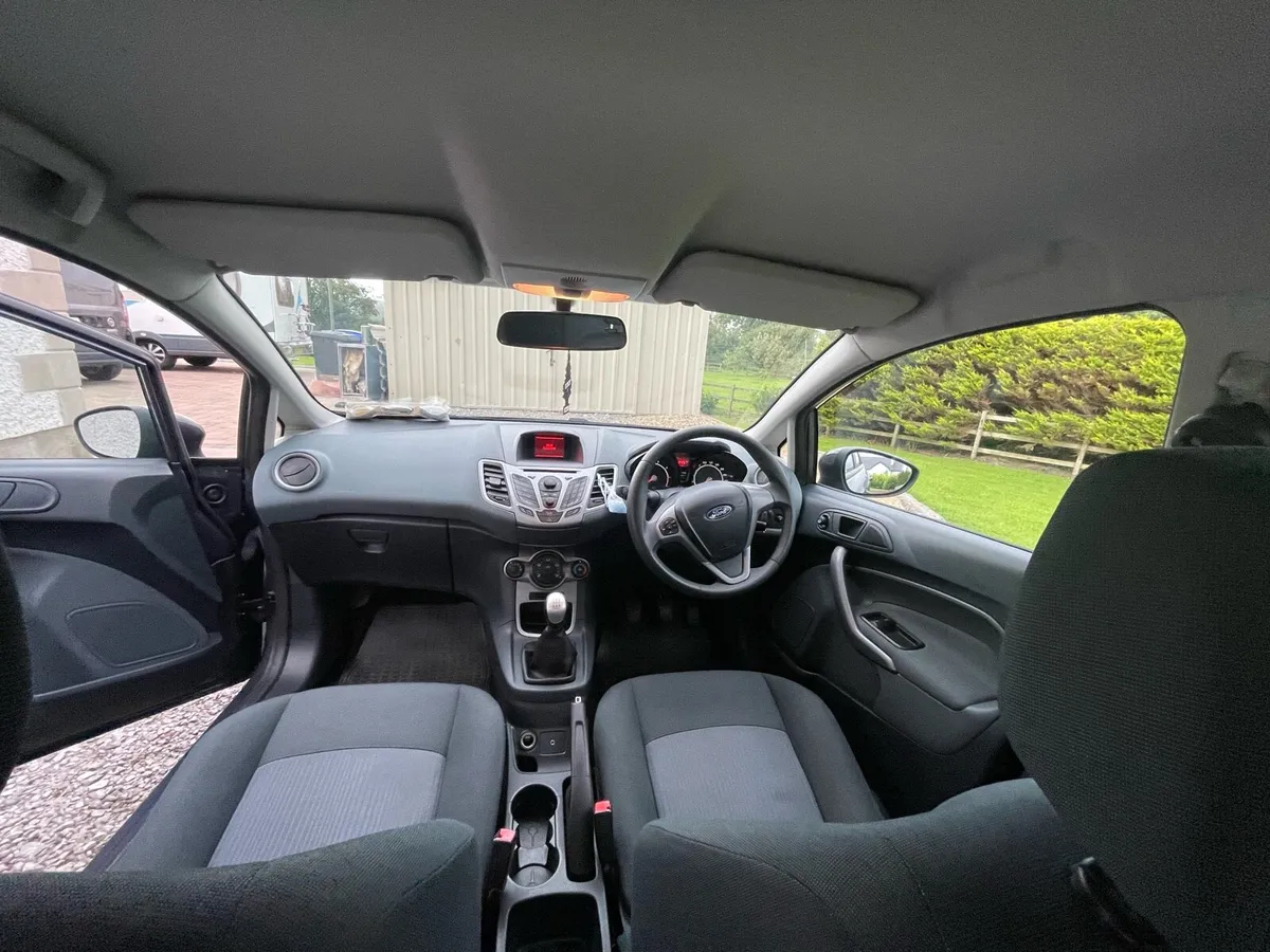 2011 Ford Fiesta - Image 2