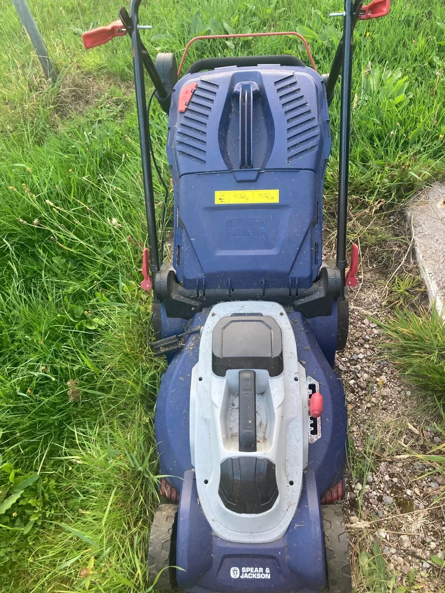 Cordless battery operated lawnmower and strimmer - Image 4