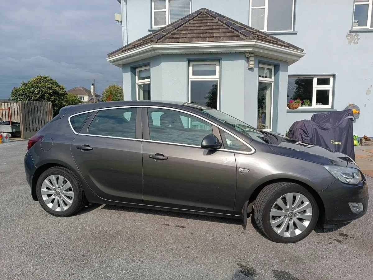 Opel Astra 2012 - Image 1