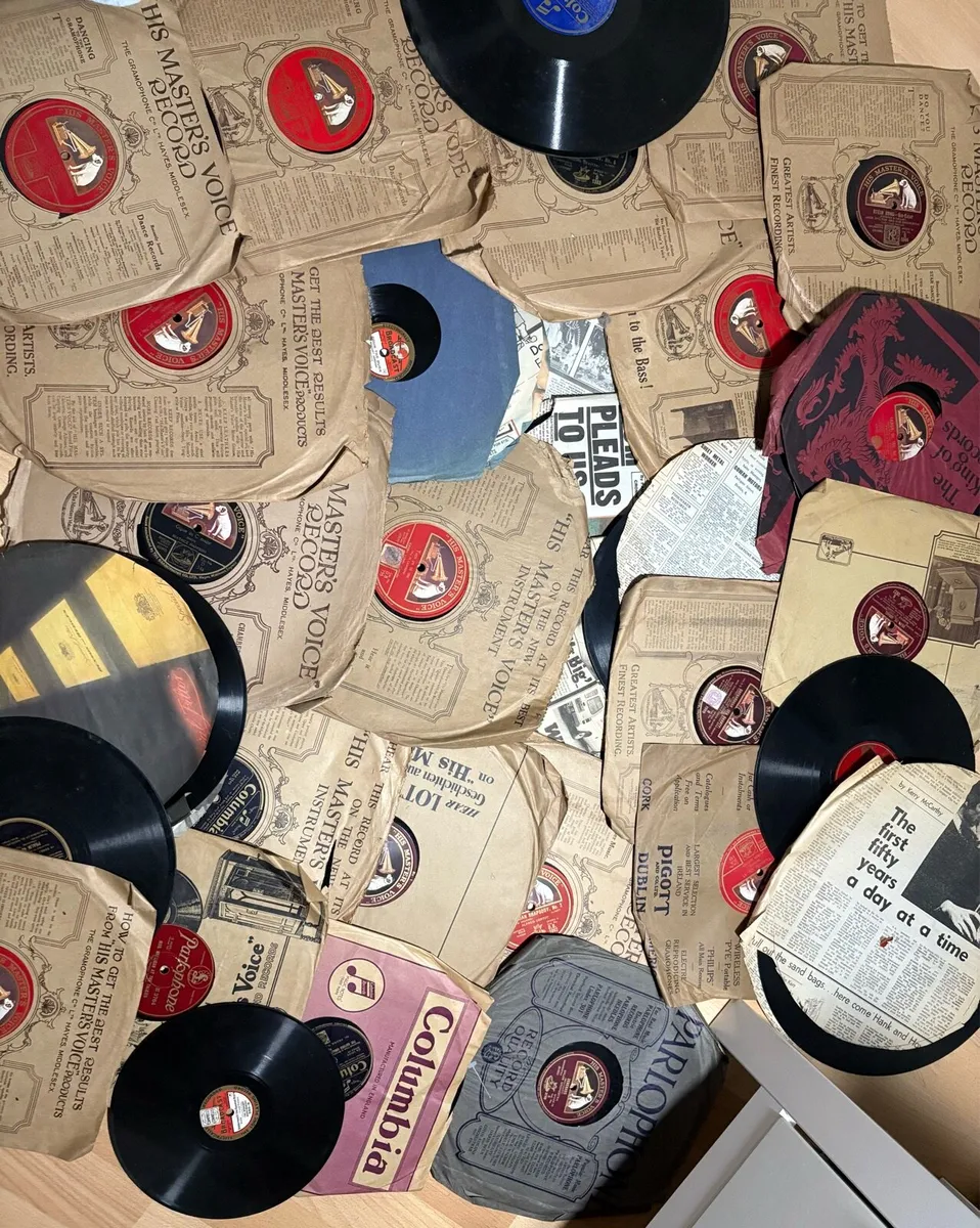 Large amount of gramophone records