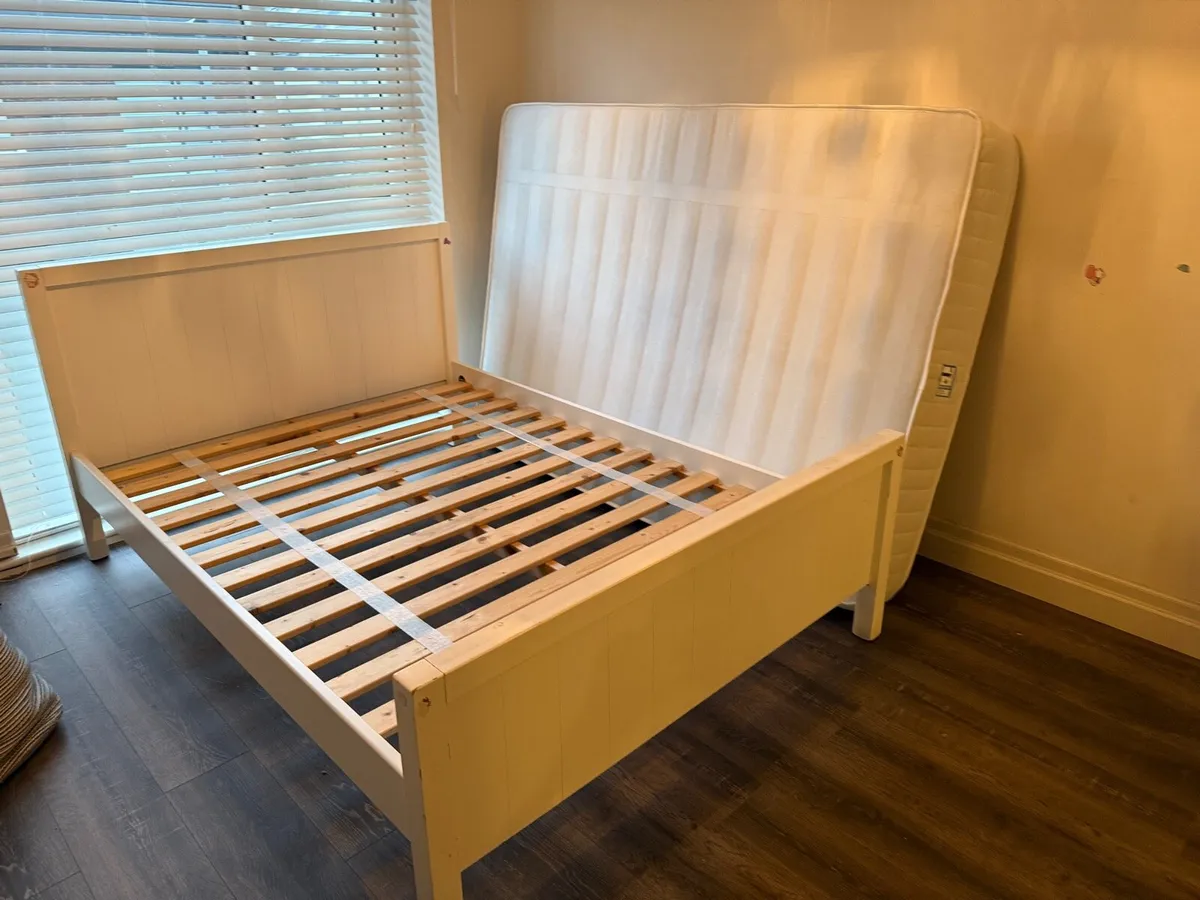 Queen bed - Image 1