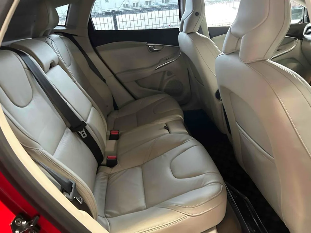 Volvo V40 1.6 T4 Auto - Image 3