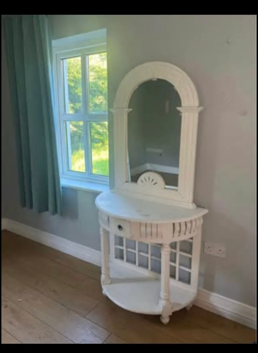 Table mirror stand and bench €50 for both - Image 1