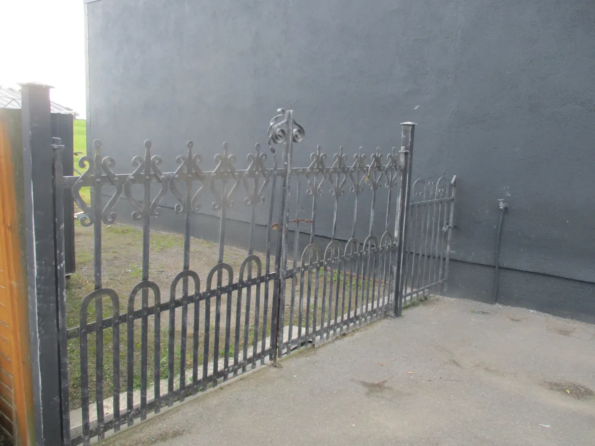 antique gates 9 ft 5 wide - Image 2