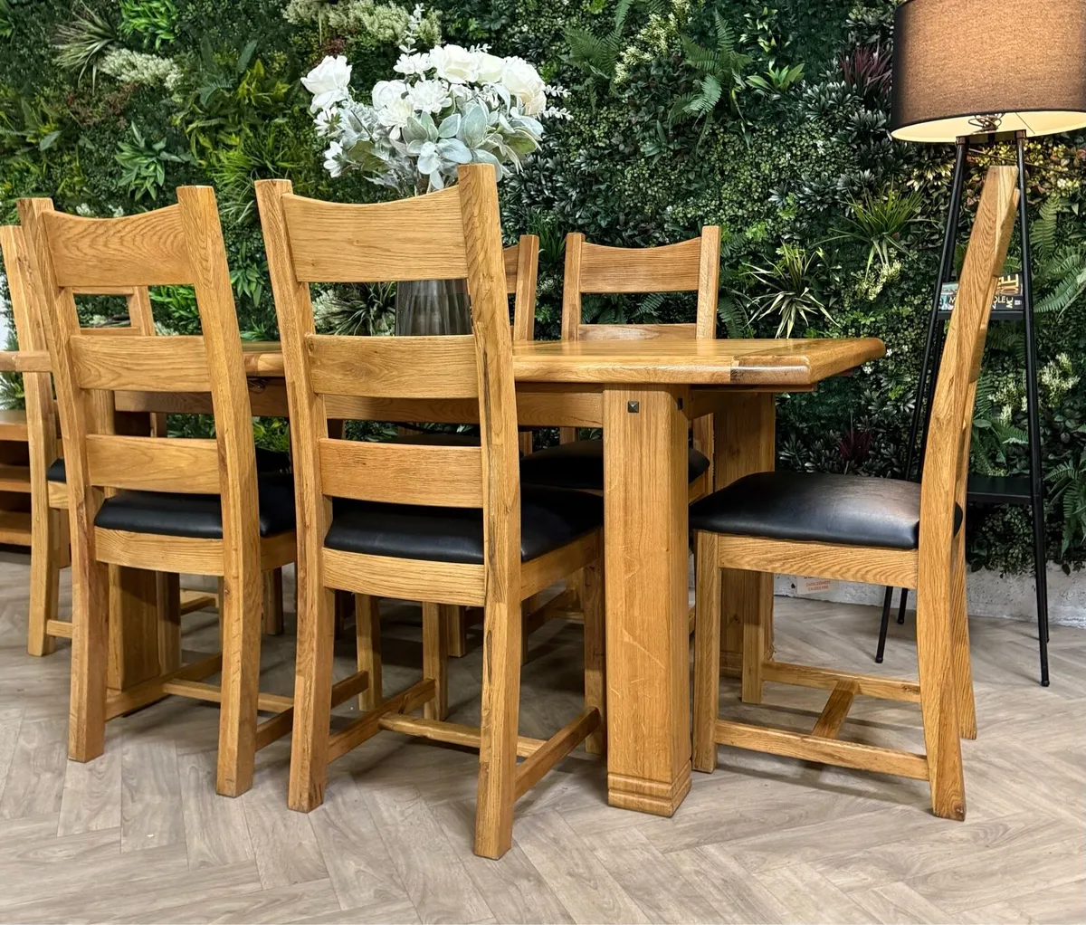 Extending oak kitchen table & 6 chairs - Image 3