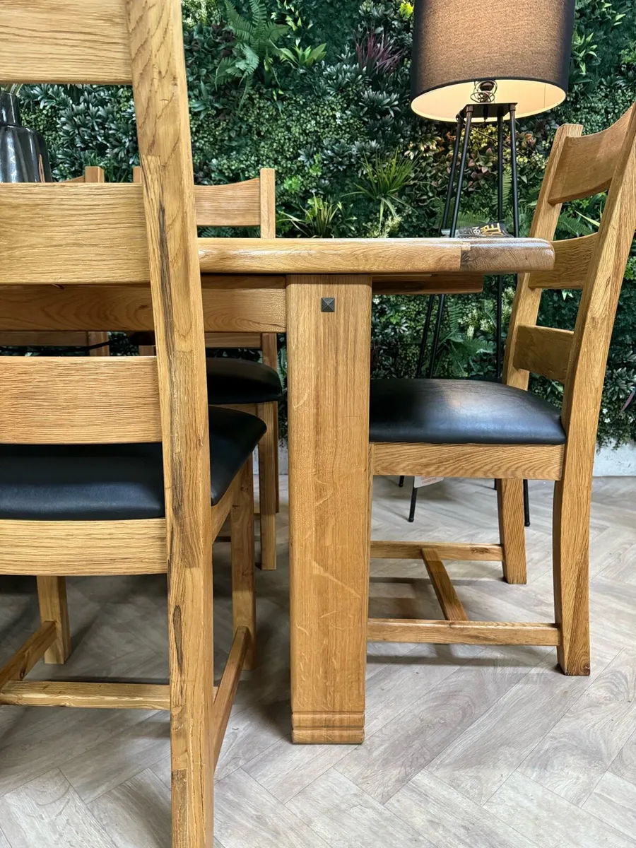 Extending oak kitchen table & 6 chairs - Image 4