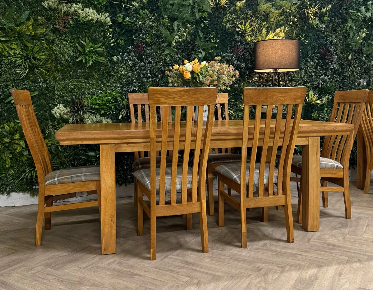Extending oak kitchen table & 6 chairs/dining set - Image 2