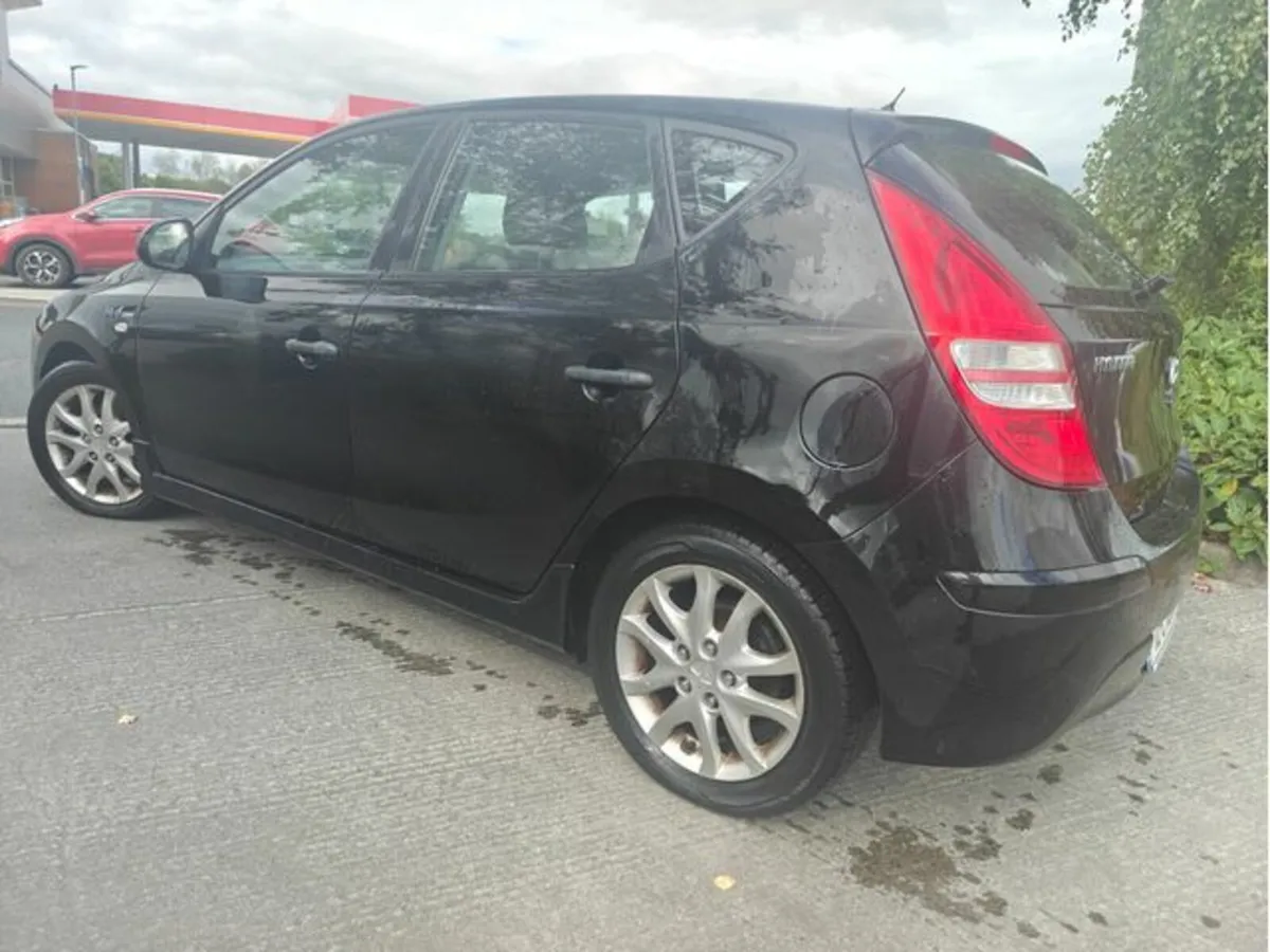 Hyundai i30 1.6 Crdi Classic 90PS ISG 5DR - Image 2
