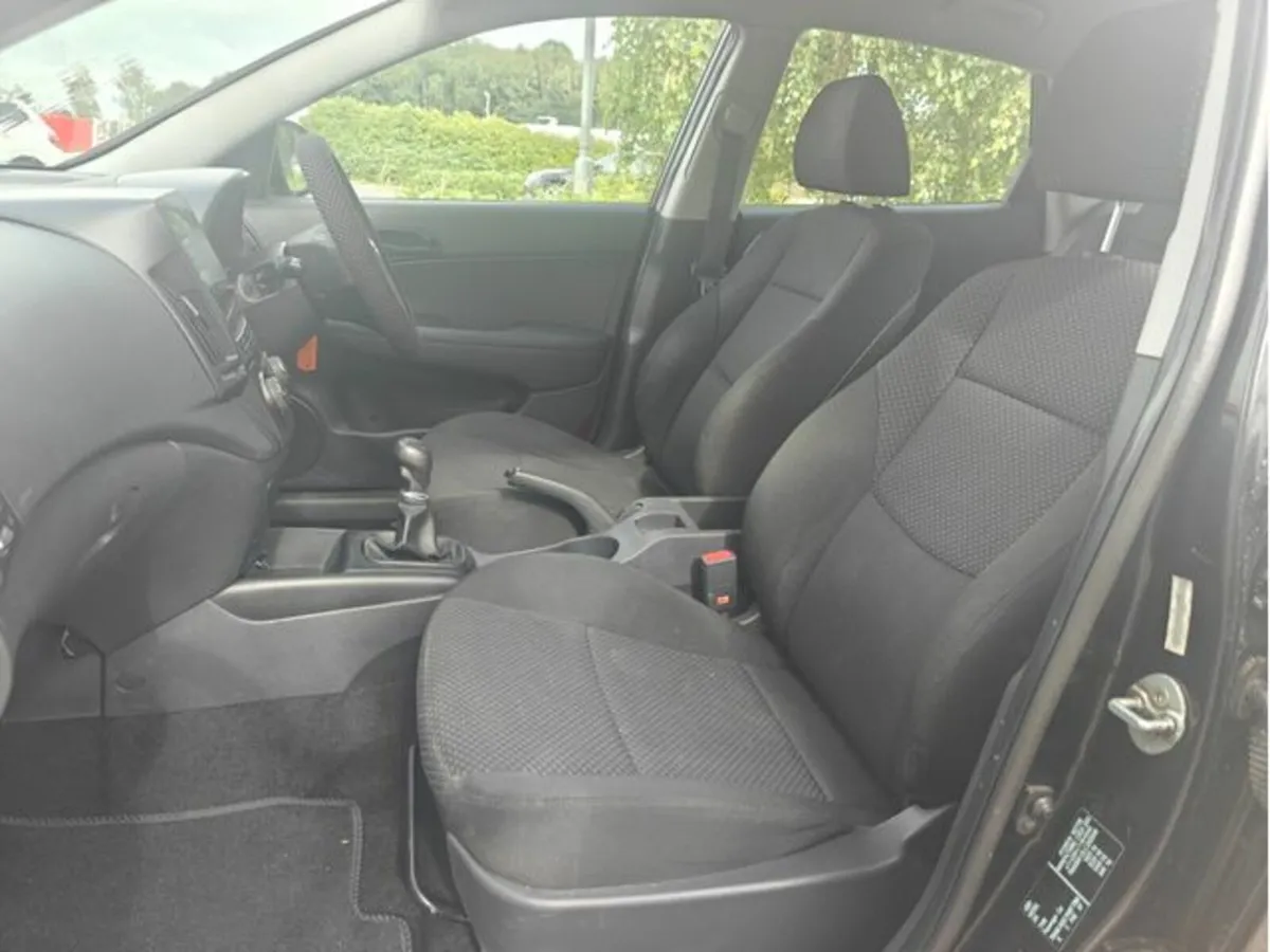 Hyundai i30 1.6 Crdi Classic 90PS ISG 5DR - Image 3