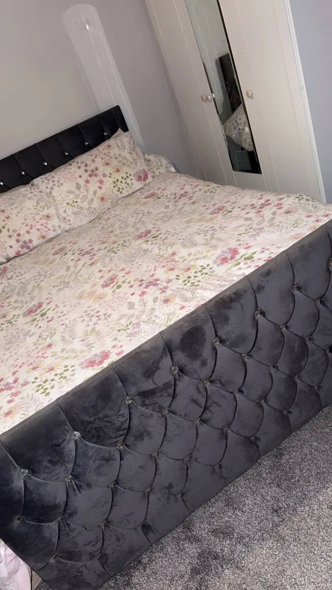 King size bed - Image 1
