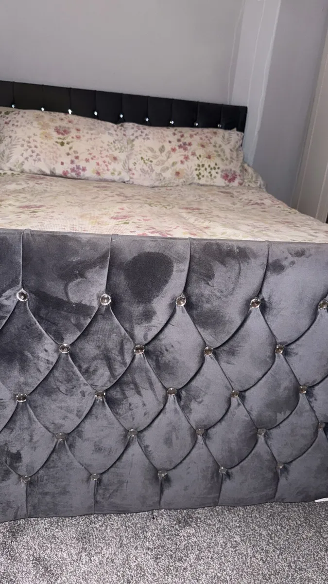 King size bed - Image 2