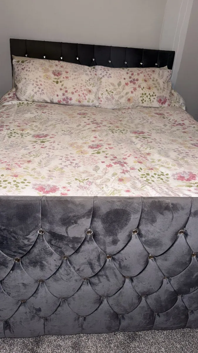 King size bed - Image 3