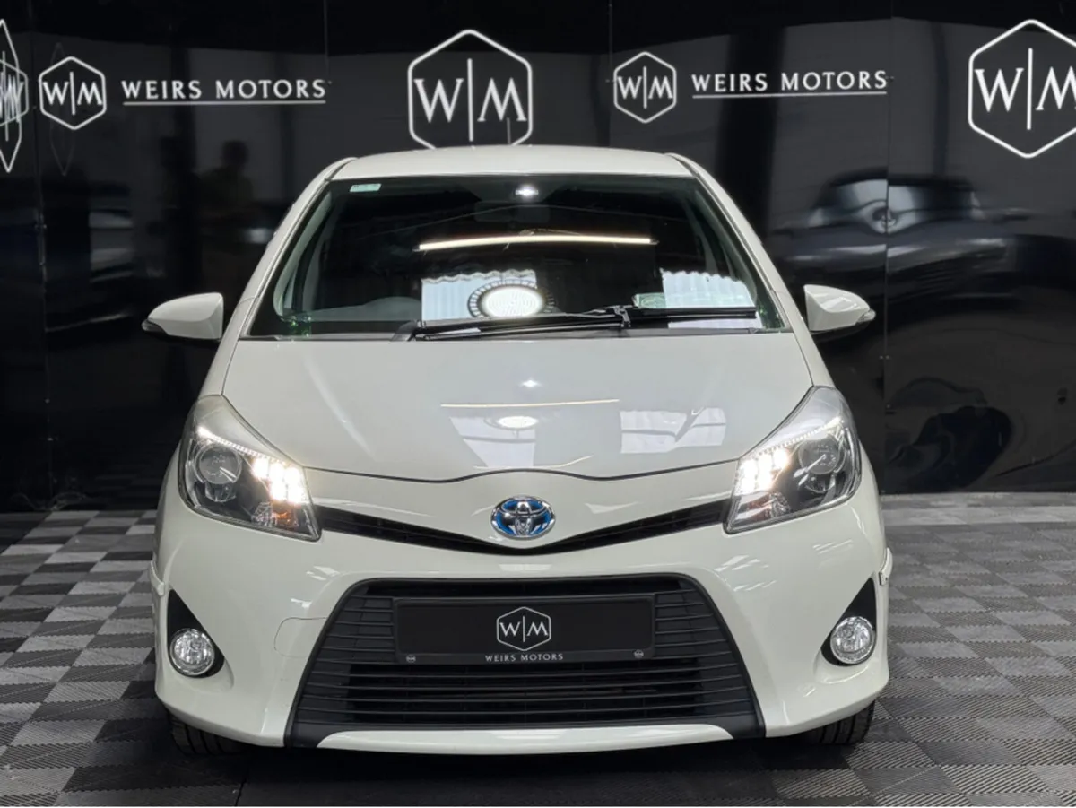 Toyota Yaris HYBRID LUXURY 4DR AUTO / ONE OWNER IR - Image 4