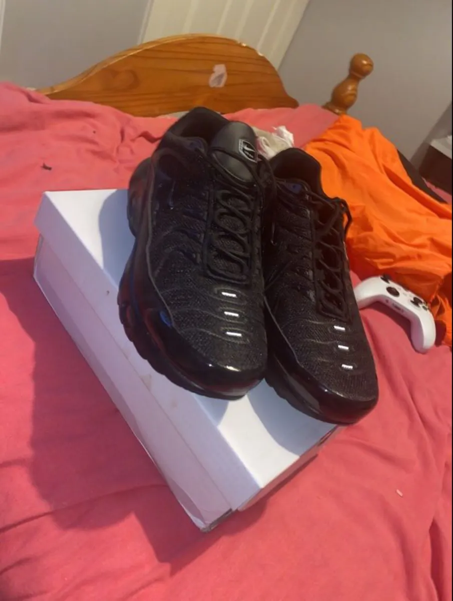 Nike shoes - Image 2