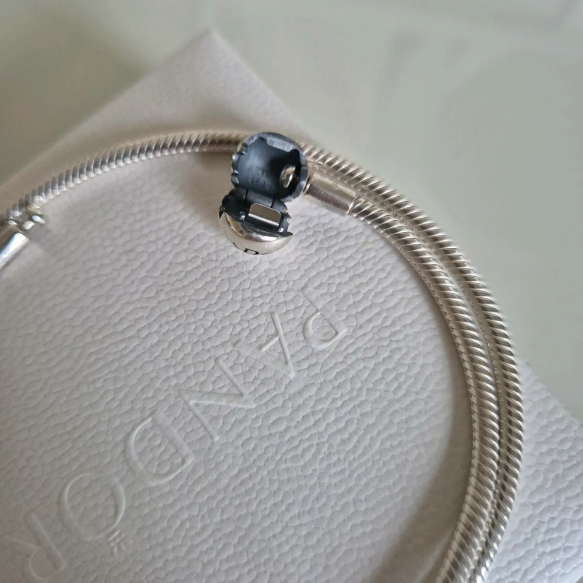Pandora necklace moment claps excellent condition - Image 1