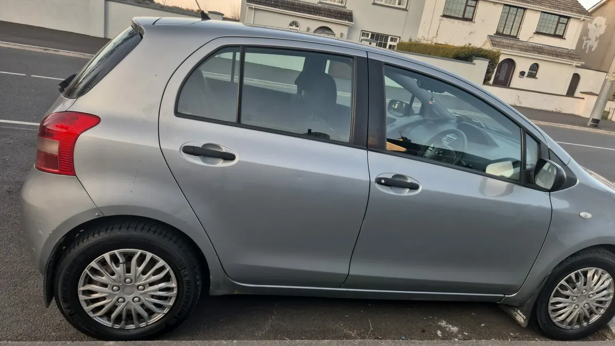Toyota yaris silver 2006 - Image 2