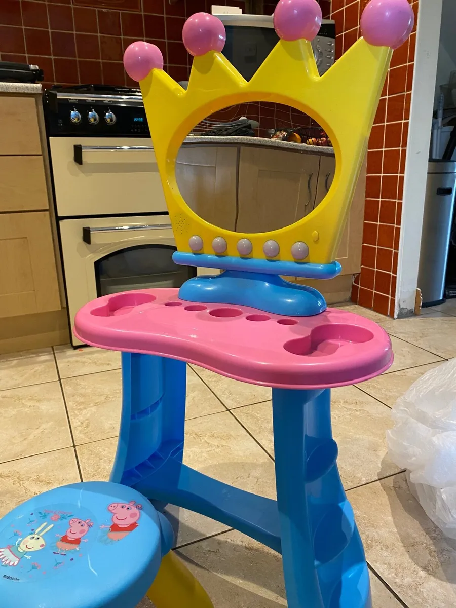 Child’s peppa pig vanity table - Image 1
