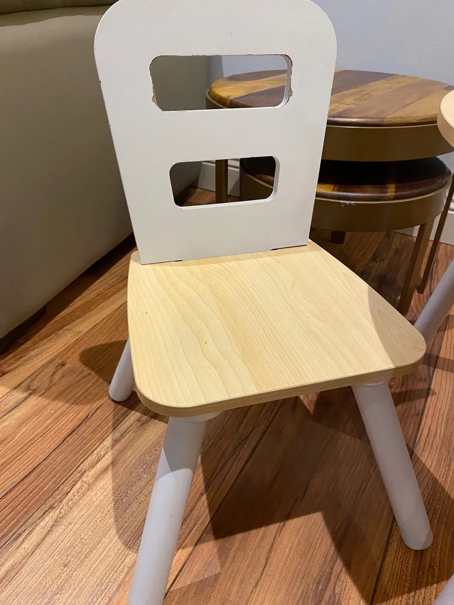 Children’s table and chair - Image 4