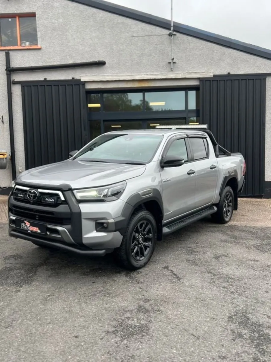 Toyota HiLux 2.8 D-4d Invincible X Pickup Double - Image 2