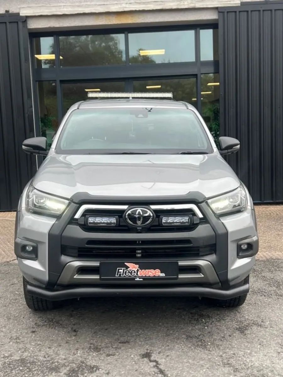 Toyota HiLux 2.8 D-4d Invincible X Pickup Double - Image 3