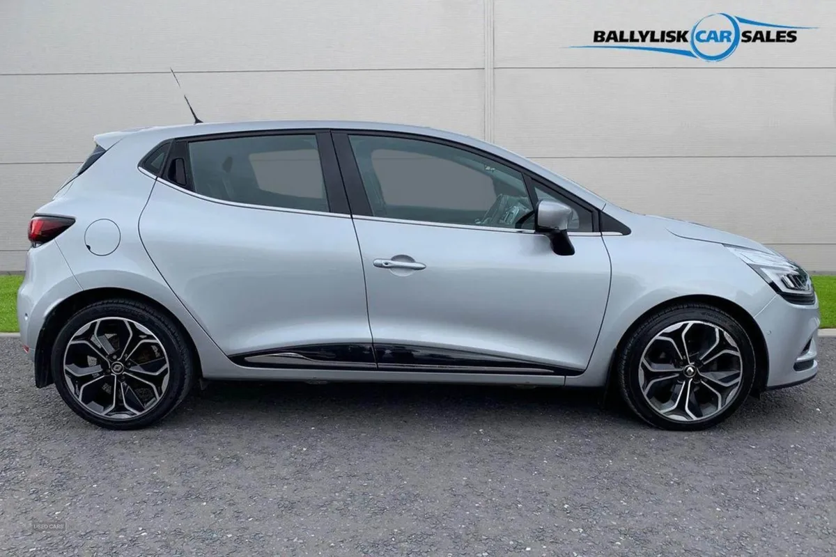 Renault Clio 1.5 dCi 90ps Signature Nav in Silver - Image 3