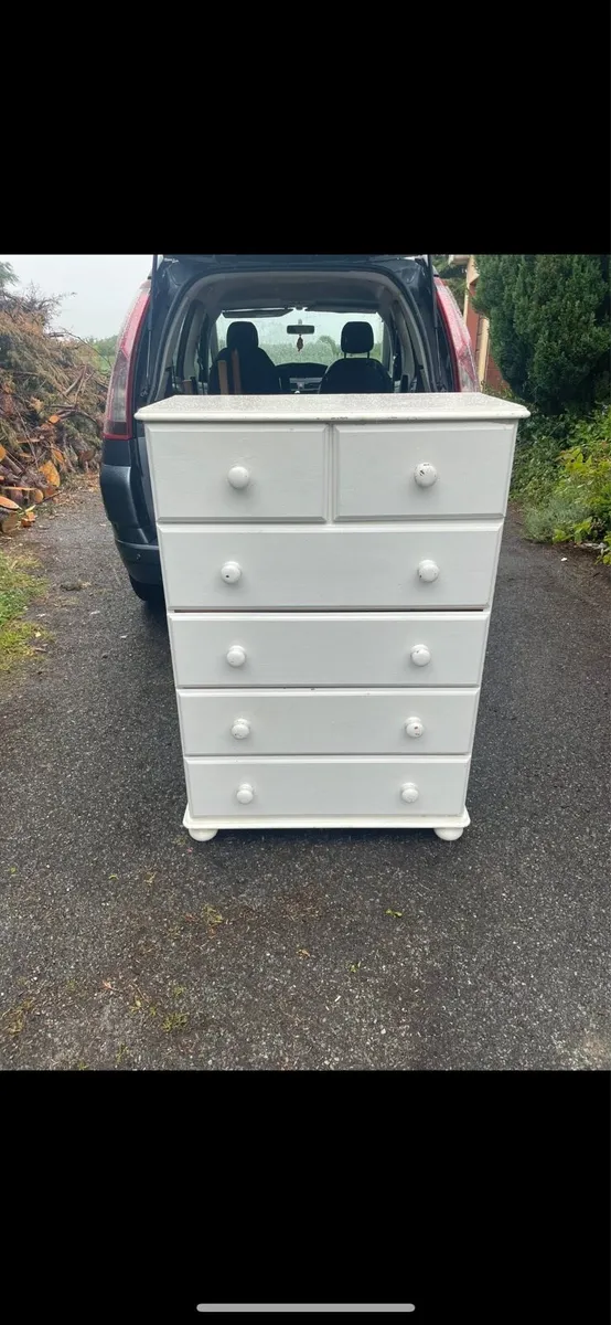 White wooden chest of drawer €100 - Image 1