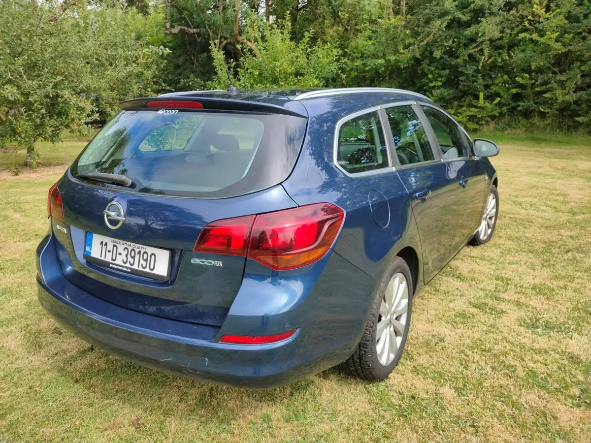 Opel Astra Estate 2011 - Image 2