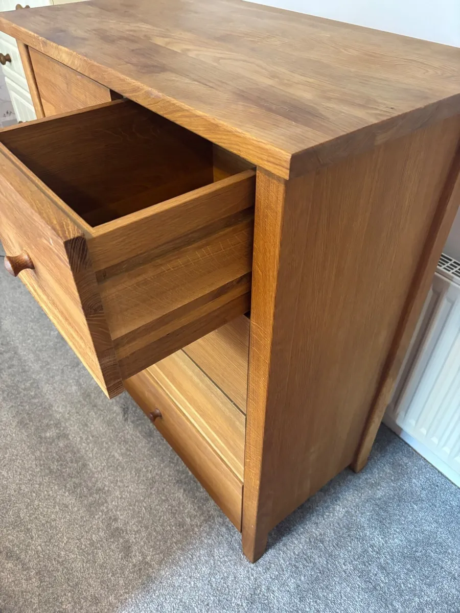 Solid oak chest of drawers - Image 1