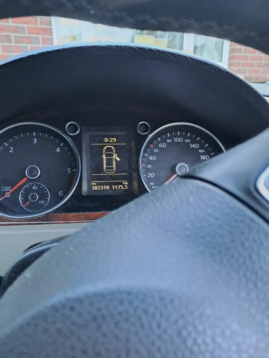Volkswagen Passat 2010 - Image 2