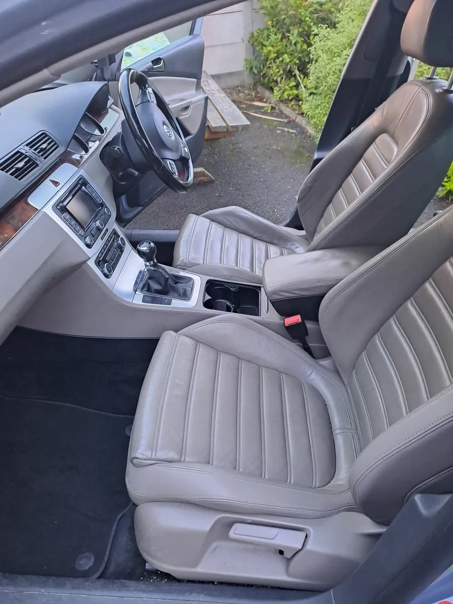 Volkswagen Passat 2010 - Image 4