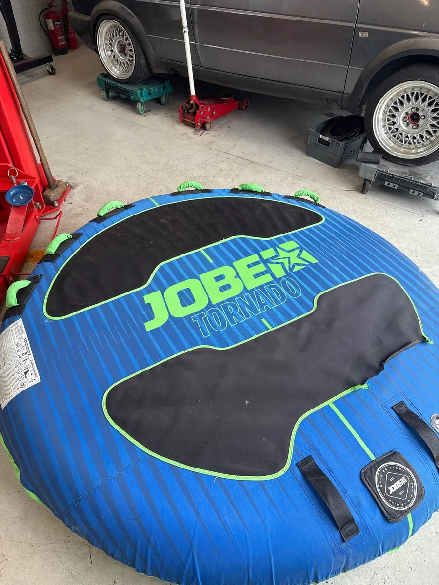 Jobe 3 person inflatable donut - Image 1