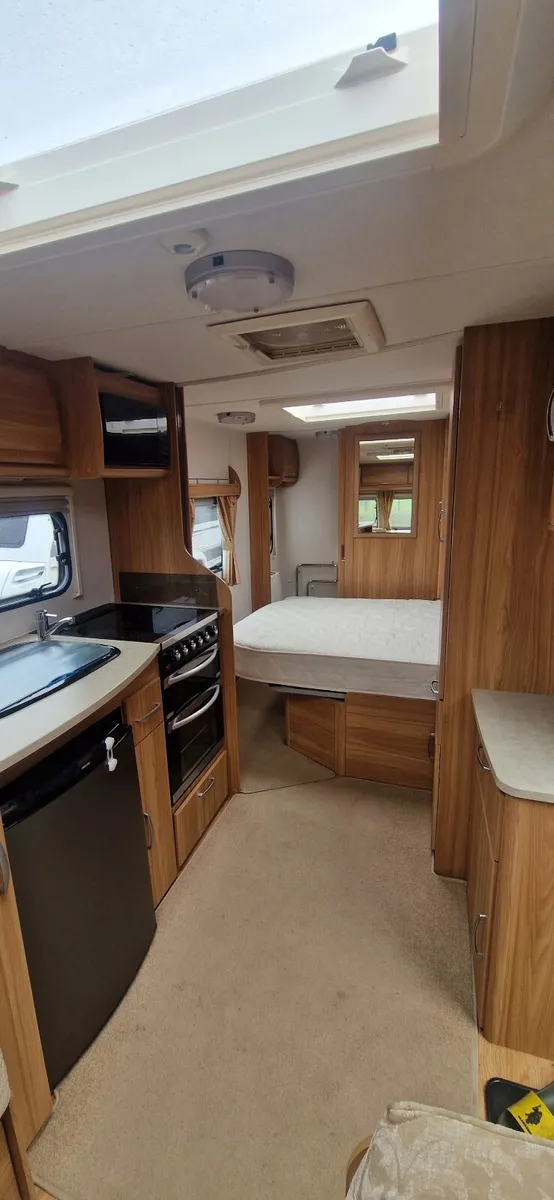 Lunar Clubman island bed caravan - Image 4