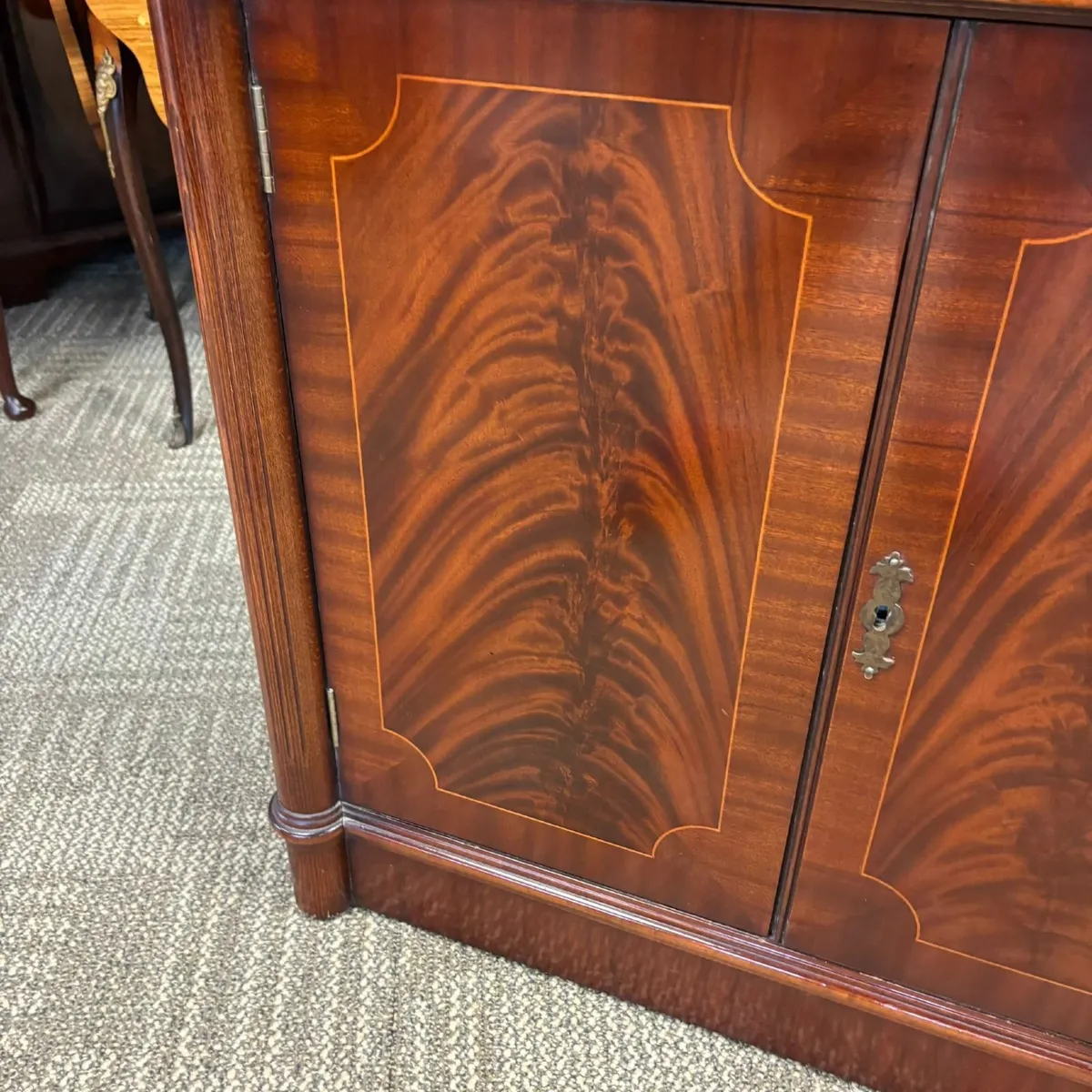 Beautiful mahogany flamed two door sideboard - Image 3