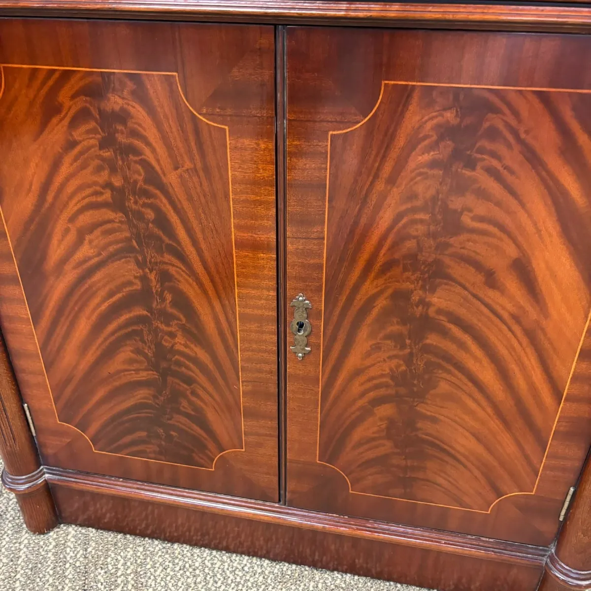 Beautiful mahogany flamed two door sideboard - Image 4