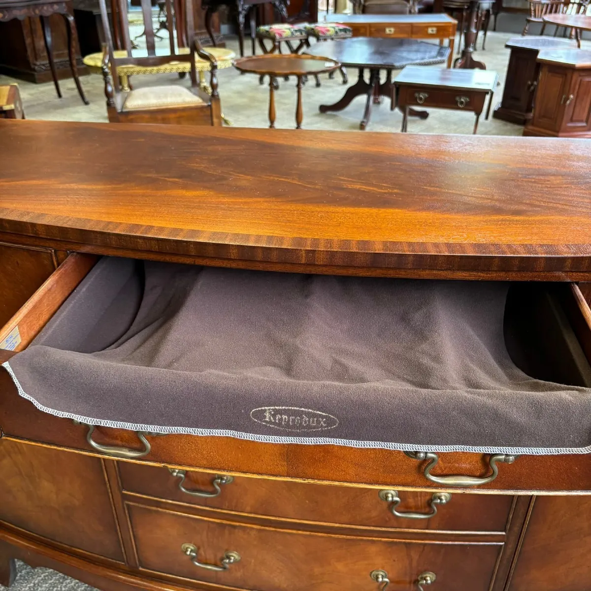 Beautiful mahogany flamed bow front sideboard - Image 4