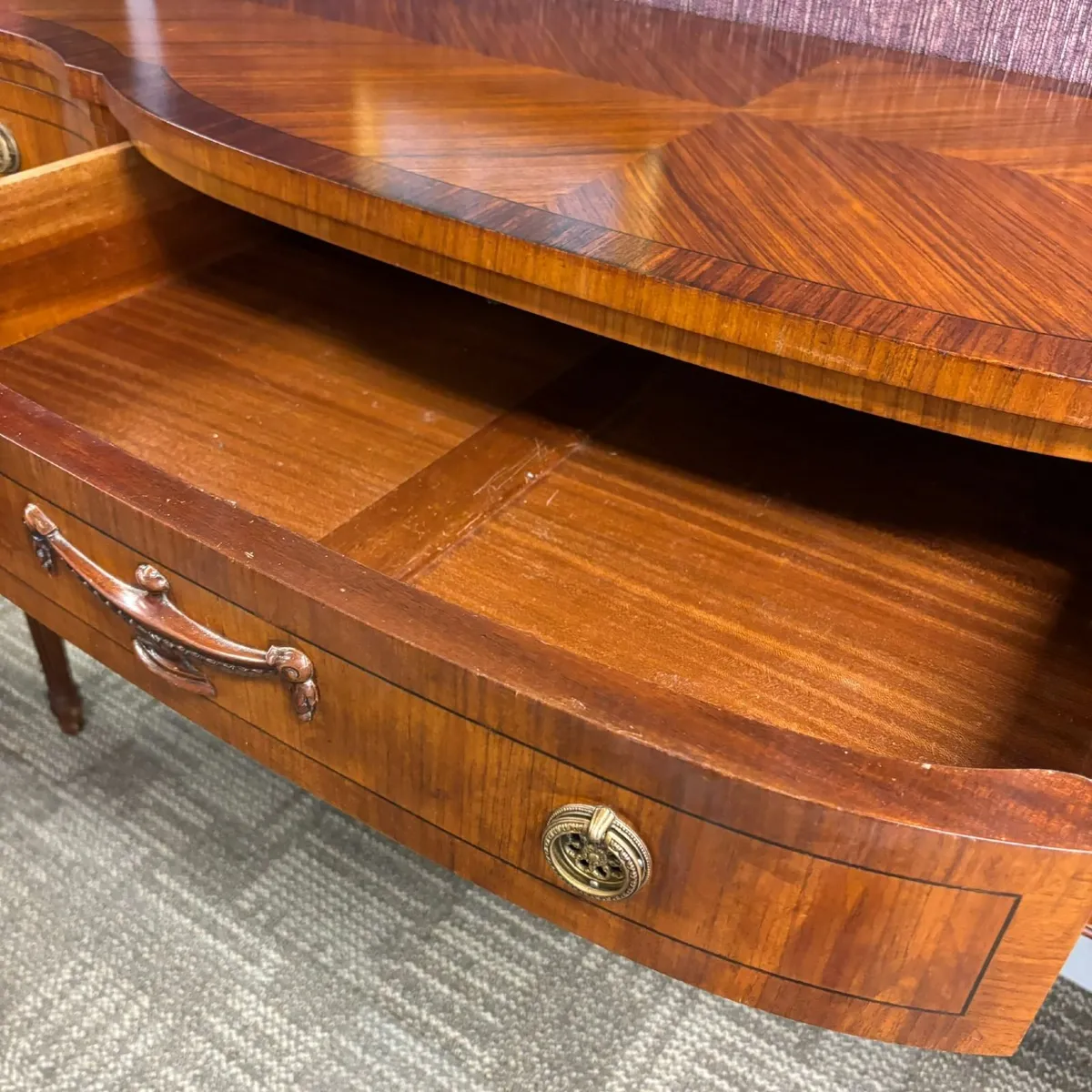 Beautiful mahogany serpentine sideboard - Image 3
