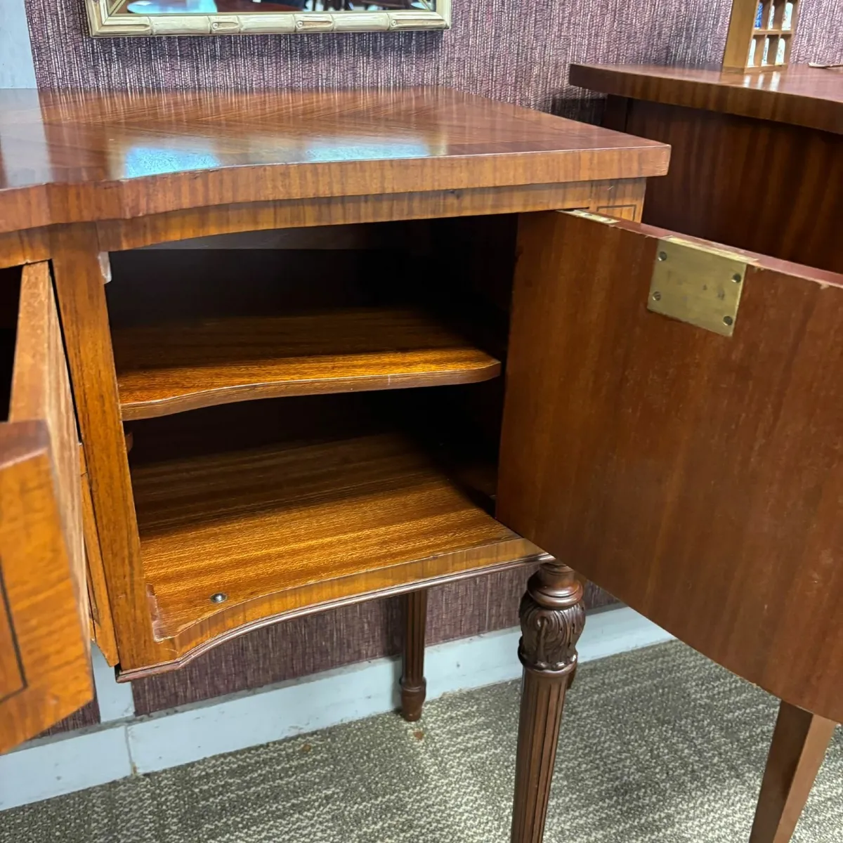 Beautiful mahogany serpentine sideboard - Image 4