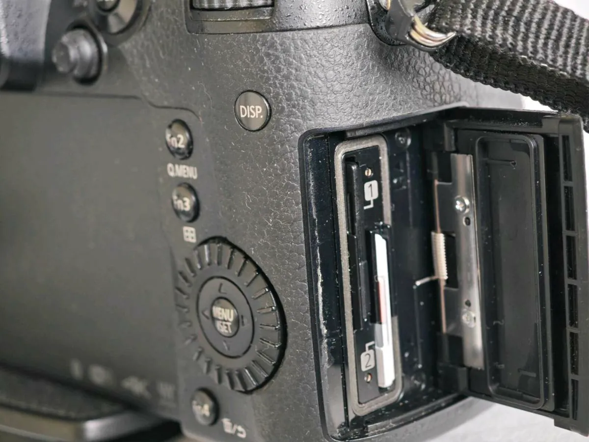 Lumix GH5 and lens - Image 4