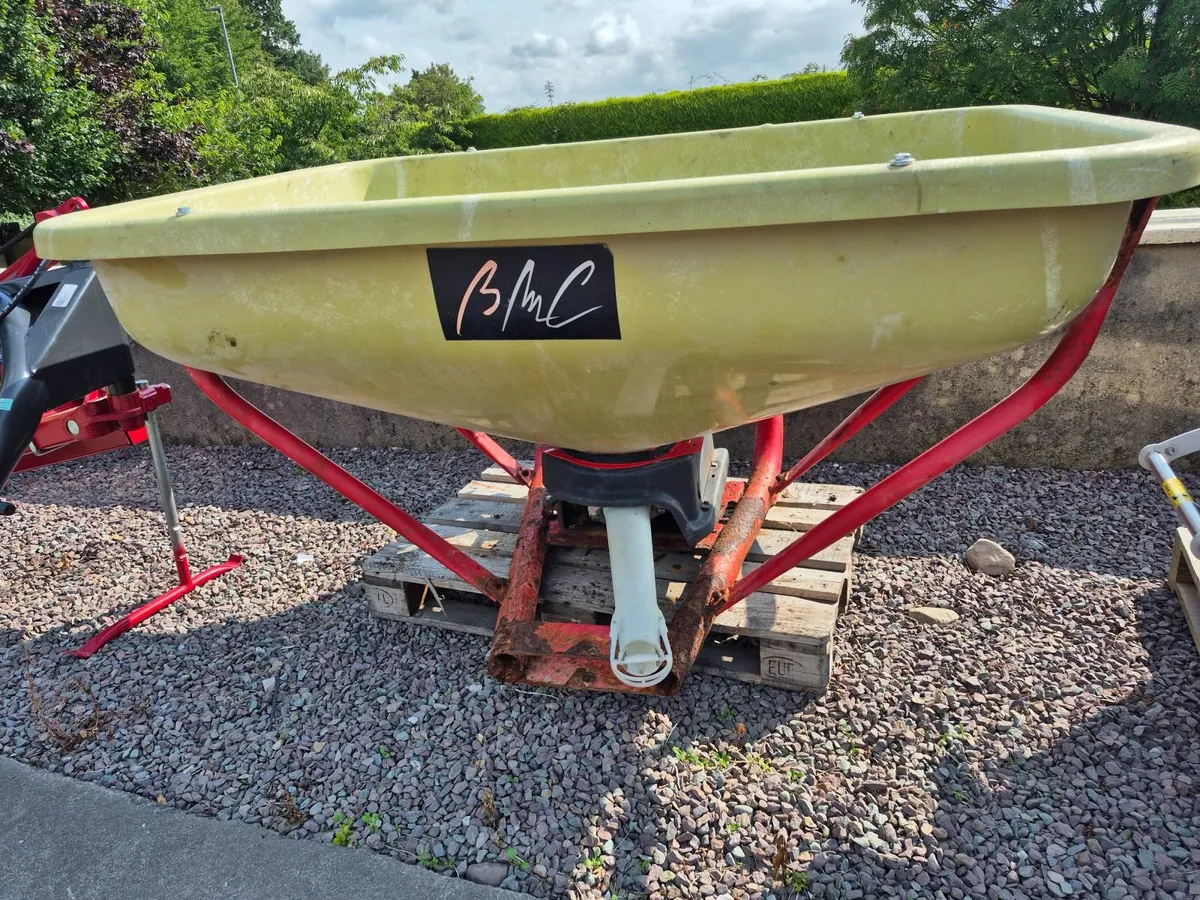Fertiliser spreader - Image 1