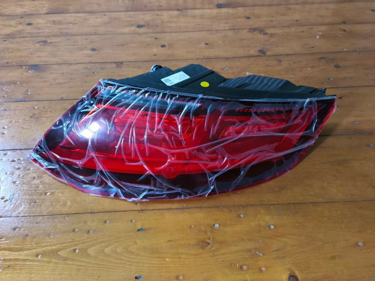 Audi TT MK3 Rear Right Headlight OEM Part - Image 1