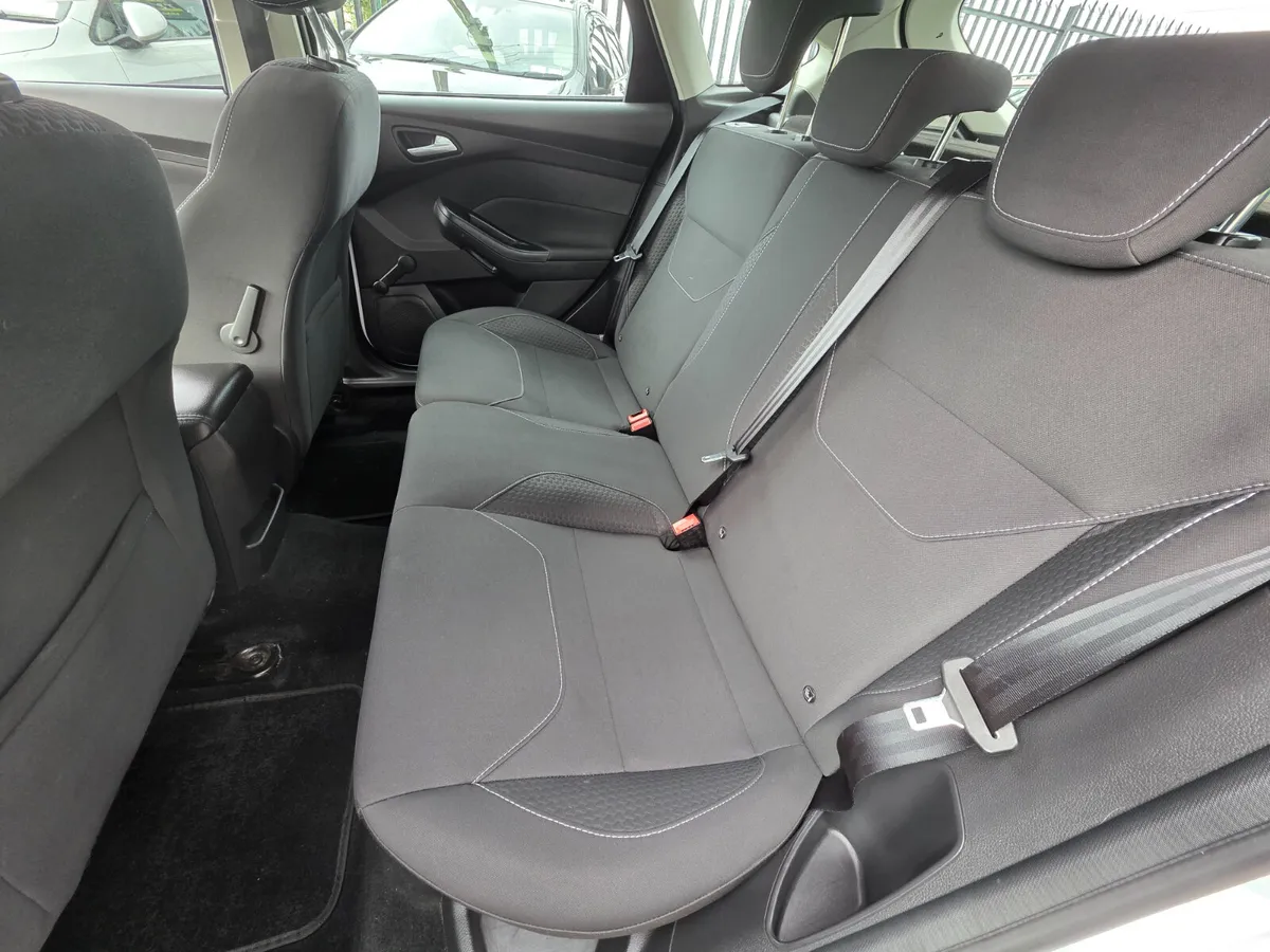 Ford Focus 1.6 Automatic - Image 4