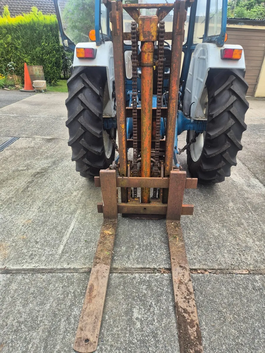 Forklift mast - Image 1