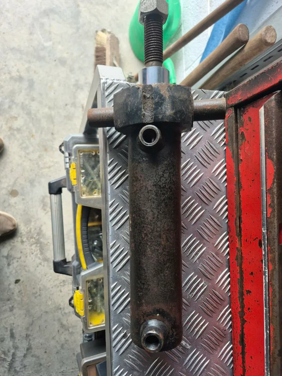Hydraulic ram - Image 1