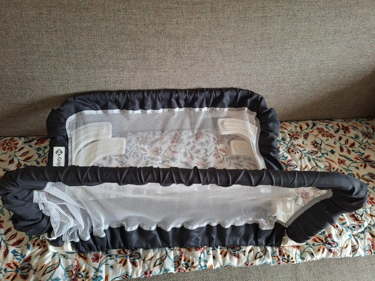 Toddler bed rail like new - Image 1