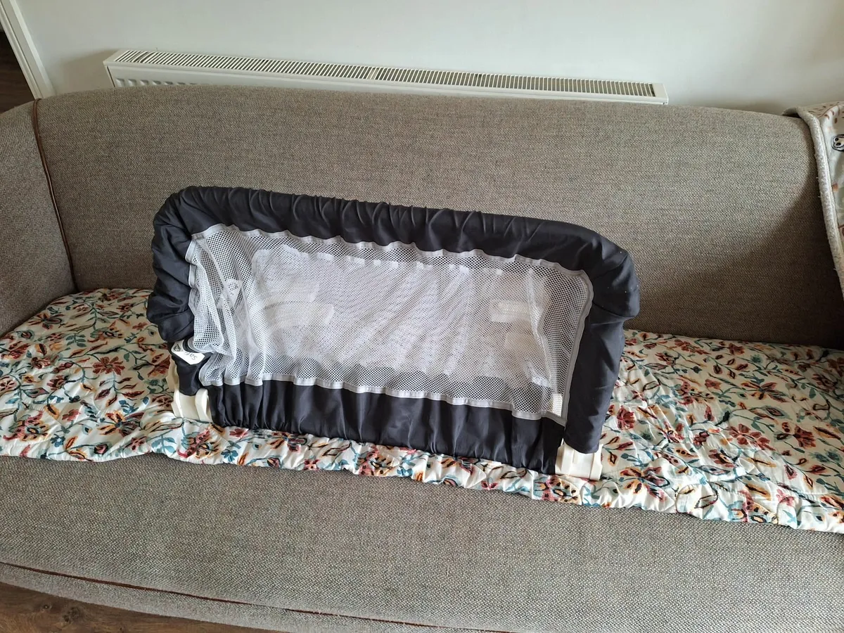 Toddler bed rail like new - Image 2