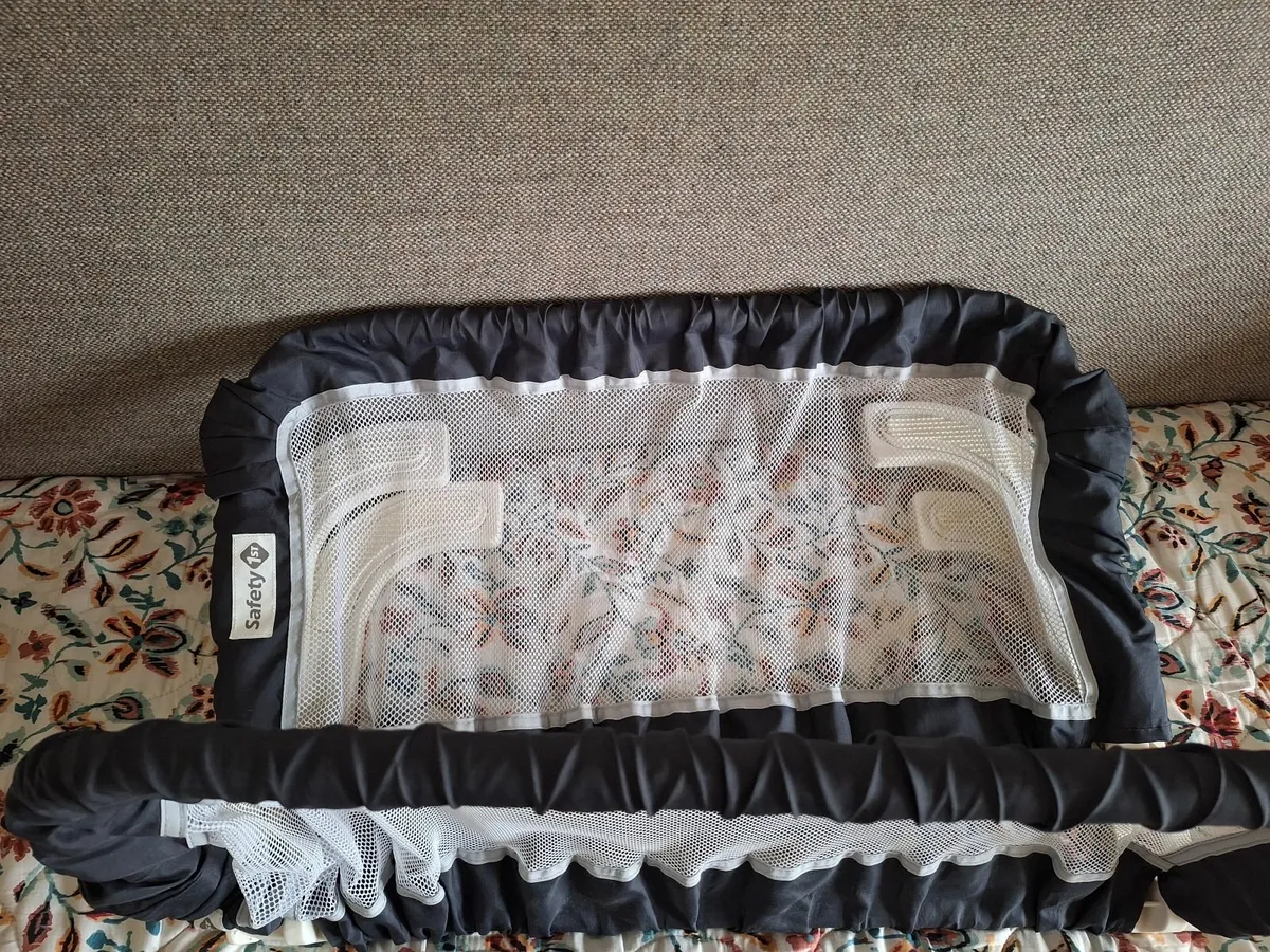 Toddler bed rail like new - Image 3