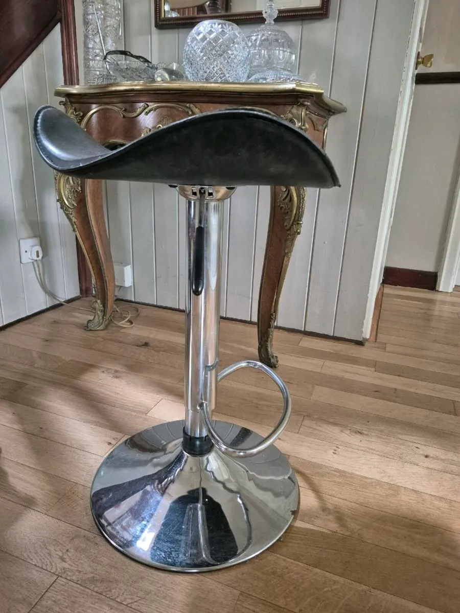 Bar Stool hight adjustable and swivel seat - Image 1